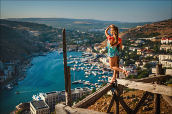 Картинка девушки ника+гикалюк алексей латыш модель женщины на природе босиком цыпочках брюнетка ника гикалюк река стоя одной ноге лодка причал солнечный свет водяные знаки