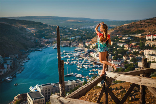 Обои картинки фото девушки, ника гикалюк, алексей, латыш, модель, женщины, на, природе, босиком, цыпочках, брюнетка, ника, гикалюк, река, стоя, одной, ноге, лодка, причал, солнечный, свет, водяные, знаки