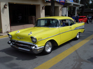 Картинка автомобили выставки уличные фото