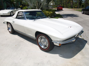 Картинка автомобили выставки уличные фото