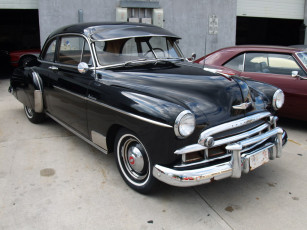 Картинка автомобили выставки уличные фото