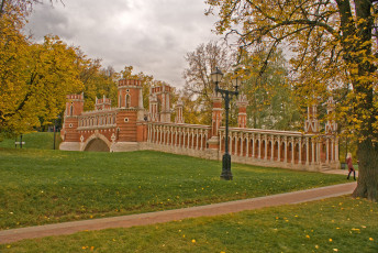 Картинка города мосты фонари деревья трава облака дорога