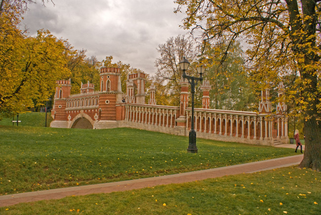 Обои картинки фото города, мосты, фонари, деревья, трава, облака, дорога