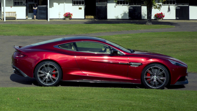 Обои картинки фото aston, martin, vanquish, автомобили, мощь, автомобиль, стиль, изящество, скорость