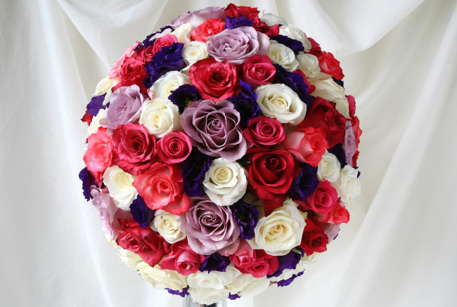 Обои картинки фото цветы, букеты, композиции, шар, пестрый, эустома, розы