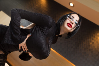 Картинка девушки ariane+saint-amour ariane saint amour платье губы брюнетка интерьер