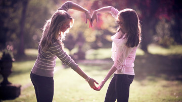 Картинка девушки -unsort+ группа+девушек сердце парк руки радость эмоции