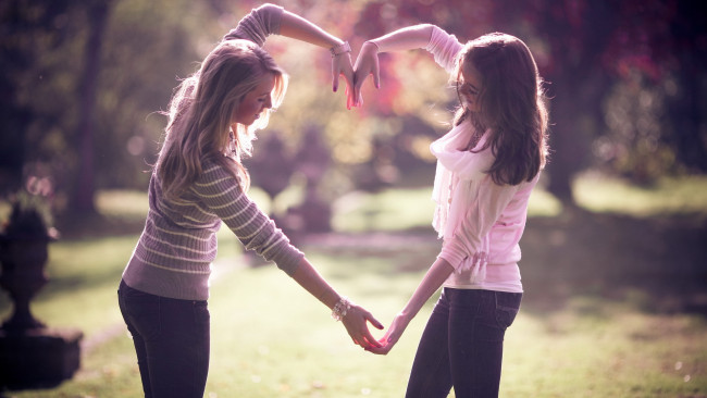 Обои картинки фото девушки, -unsort , группа девушек, сердце, парк, руки, радость, эмоции