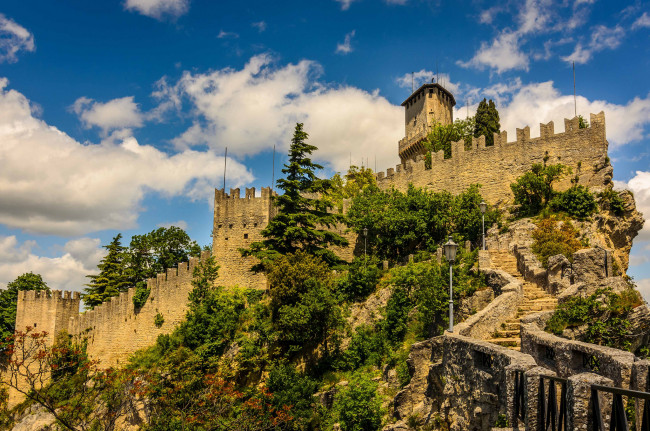 Обои картинки фото fortress of guaita,  san marino, города, - дворцы,  замки,  крепости, замок, лестница, гора