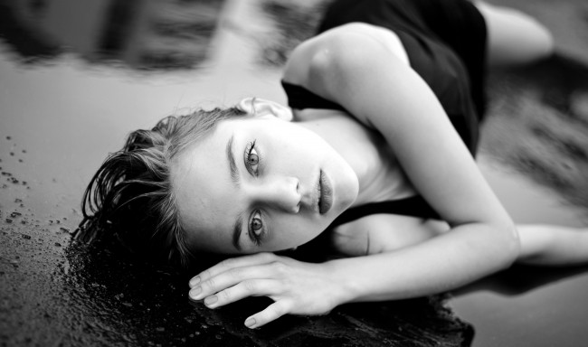 Обои картинки фото девушки, -unsort , Черно-белые обои, взгляд, лужа, платье