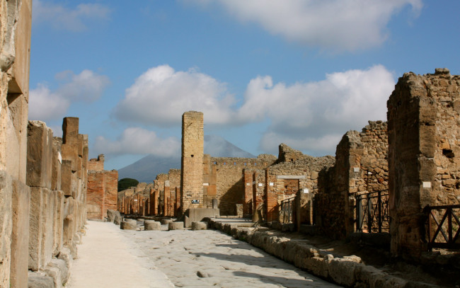 Обои картинки фото города, - исторические,  архитектурные памятники, улица, развалины, город, италия, помпеи, облака, небо