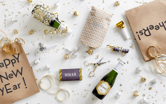 Обои картинки фото праздничные, угощения, пакеты, шампанское, конфеты, надписи