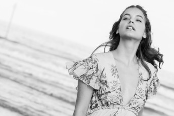 обоя девушки, barbara palvin, модель, декольте, море, черно-белая