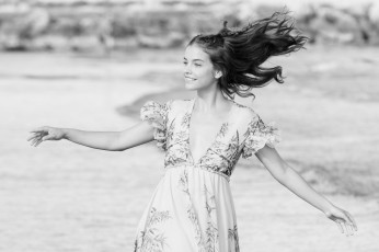 обоя девушки, barbara palvin, модель, платье, море, радость, улыбка