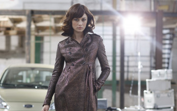 Картинка девушки olga+kurylenko модель пальто машина свет актриса ольга куриленко