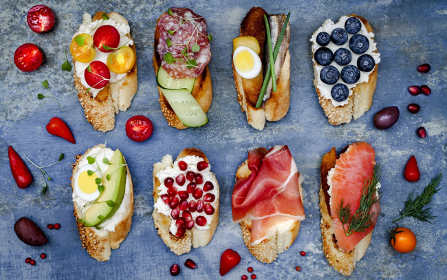 Обои картинки фото еда, бутерброды,  гамбургеры,  канапе, хлеб, brushetta, ветчина, салями, овощи, брускетта, черри, багет, сыр, ягоды