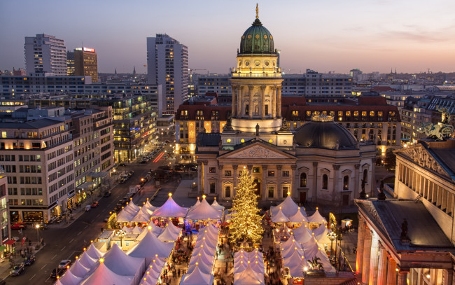 Обои картинки фото города, берлин , германия, домик, city, night, елка, lights, christmas, tree, игрушки, город, рождество, decoration, украшения, berlin, holiday, celebration, улица, design, новый, год, merry, xmas