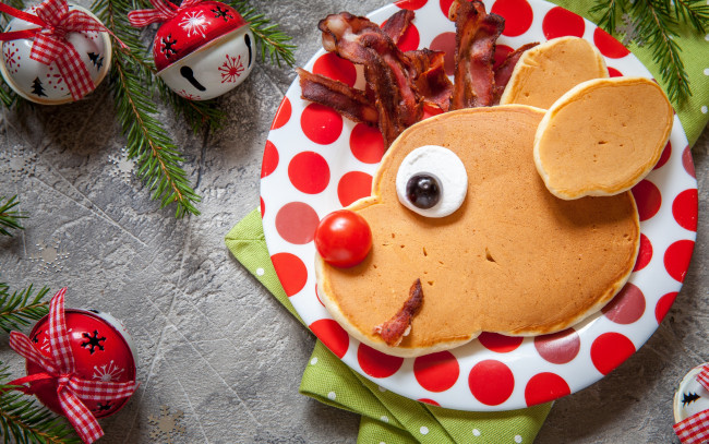 Обои картинки фото праздничные, угощения, decoration, holiday, celebration, украшения, merry, christmas, pancakes, новый, год, xmas, рождество, блины, елка, колокольчики, сервировка, бекон