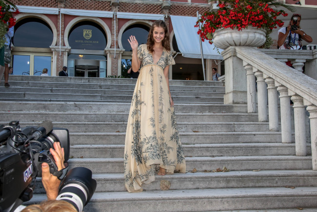 Обои картинки фото девушки, barbara palvin, модель, платье, ступени, лестница, улыбка, камера