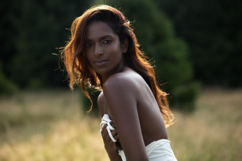 Картинка nirmala+fernandes девушки чернокожая nirmala fernandes поза взгляд макияж бельё чёрный латина брюнетка модель девушка белый платье темнокожая playboy