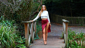 Картинка девушки -unsort+ рыжеволосые+и+другие sophie стоит ноги женщина мост