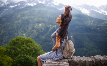 Картинка девушки ангелина+петрова брюнетка платье рюкзак стена горы