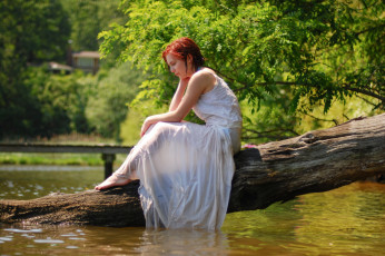 Картинка девушки -+рыжеволосые+и+разноцветные вода дерево мокрое платье