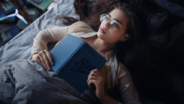 Картинка майя+шахназарова девушки брюнетка лежа на спине длинные волосы женщины в очках лицо сочные губы открытая одежда стратегическое прикрытие книги очки без лифчика постели cергей жирнов чтение майя шахназарова