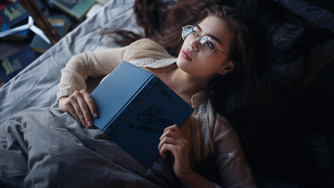 Обои картинки фото майя шахназарова, девушки, брюнетка, лежа, на, спине, длинные, волосы, женщины, в, очках, лицо, сочные, губы, открытая, одежда, стратегическое, прикрытие, книги, очки, без, лифчика, постели, cергей, жирнов, чтение, майя, шахназарова