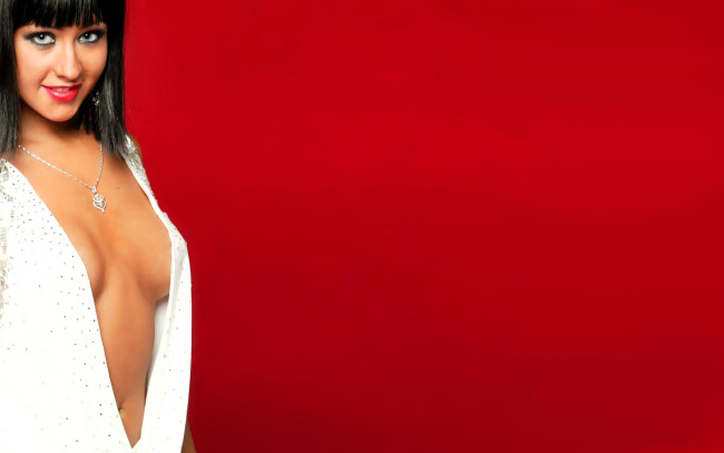 Обои картинки фото музыка, christina aguilera, певица, брюнетка, кулон, наряд, декольте