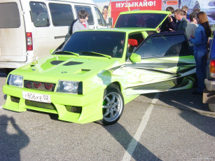 Картинка автомобили выставки уличные фото