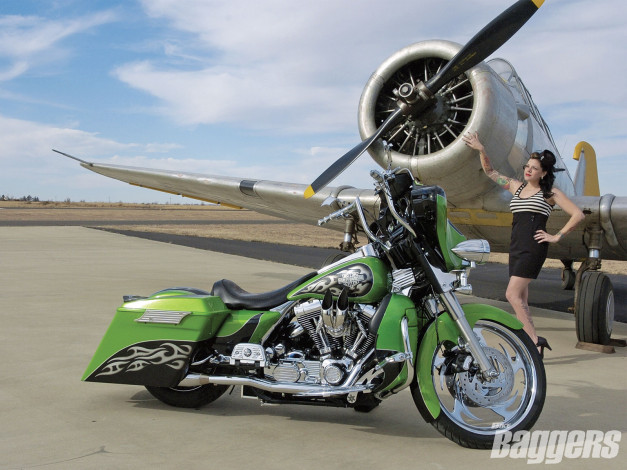 Обои картинки фото ultra, classic, electra, glide, мотоциклы, мото, девушкой