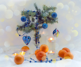 Картинка праздничные угощения мандарины хвоя украшения ветки