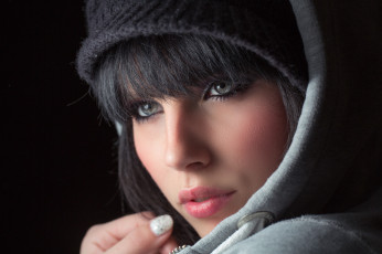 Картинка девушки -unsort+ лица +портреты рука челка губы взгляд макияж лицо девушка