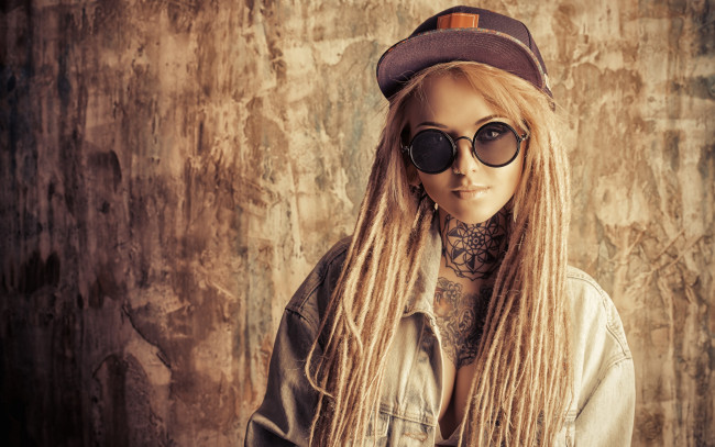 Обои картинки фото девушки, -unsort , лица,  портреты, неформалка, лицо, взгляд, очки, девушка, фон, кепка