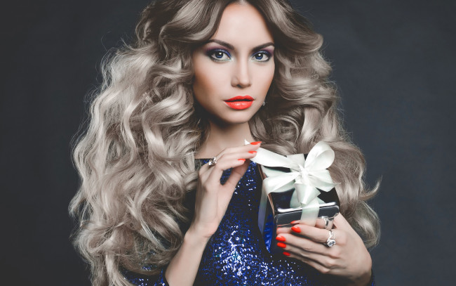 Обои картинки фото девушки, -unsort , лица,  портреты, подарок, красивая, кольца, руки, макияж, модель, платье, кудри, помада, взгляд, тени, блондинка, девушка
