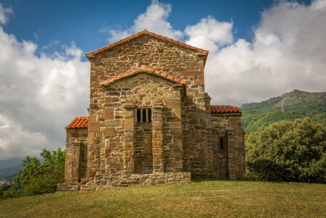 Обои картинки фото santa cristina de lena, города, - католические соборы,  костелы,  аббатства, церковь