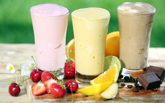 Обои картинки фото еда, напитки,  коктейль, молочный, шоколад, milk, shakes, клубника