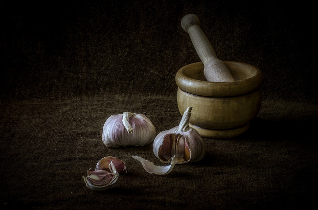 Обои картинки фото еда, натюрморт, чеснок, ступка
