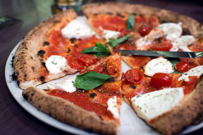 Обои картинки фото еда, пицца, черри, базилик