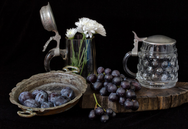 Обои картинки фото еда, натюрморт, виноград, цветы, сливы, кружка