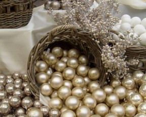 Картинка праздничные шары шарики корзина ветки