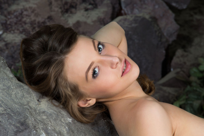 Обои картинки фото nikia petite, девушки, nikia petite , nikia a, шатенка, девушка, nikia, a, поза, красотка, взгляд, светловолосая, макияж, флирт, стройная, petite