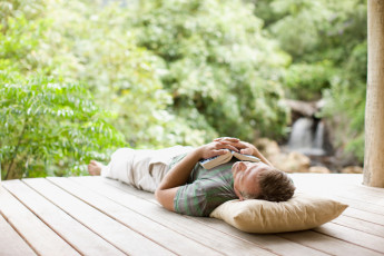 Картинка мужчины -unsort мужчина книга подушка сон терраса