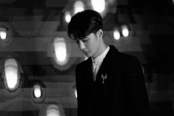 Картинка мужчины wang+yi+bo певец актер пиджак брошь