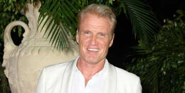 Картинка мужчины dolph+lundgren актер пальмы кусты статуя