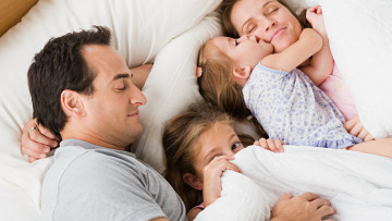 Картинка разное люди семья дети постель