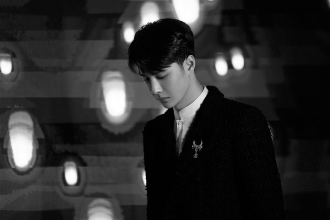 Обои картинки фото мужчины, wang yi bo, певец, актер, пиджак, брошь