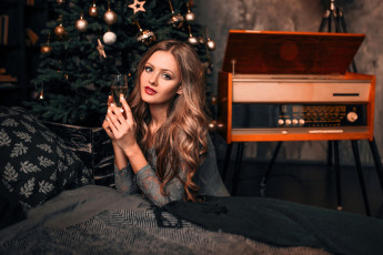 Картинка девушки -+брюнетки +шатенки русая платье бокал ёлка