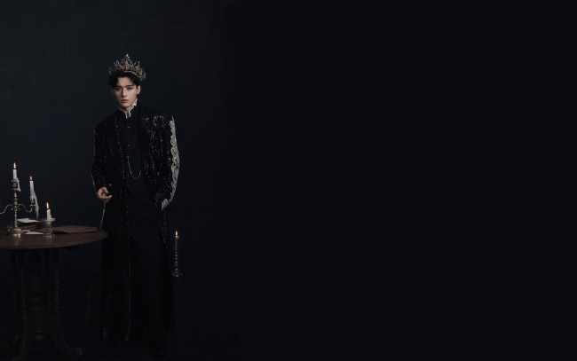 Обои картинки фото мужчины, gong jun | simon gong, актер, костюм, корона, свечи, стол